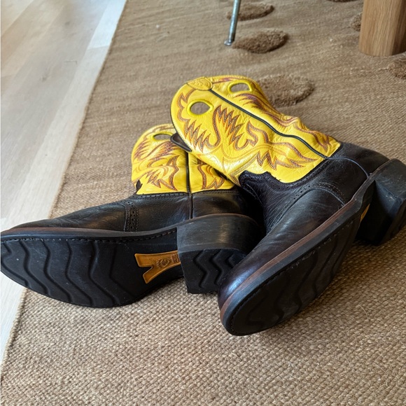Like New Genuine Leather Ariat Western Boots Men’s size 8.5 in Yellow + Brown - Picture 4 of 11